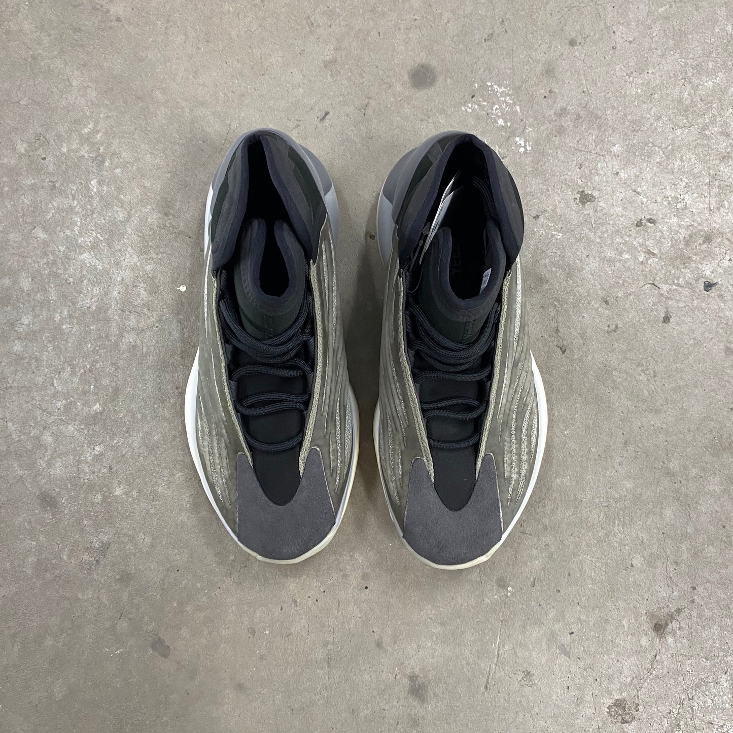 Yeezy QNTM BSKTBLL